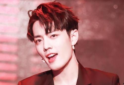 黑粉砸明星,明星遭遇砸场风波