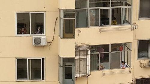 宿舍趴窗户吃瓜,共享欢乐时光