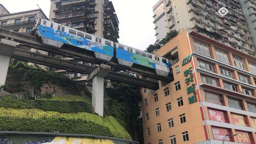 重庆网红轻轨,穿梭在山城美景中的现代丝带