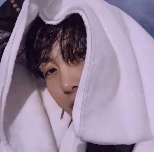 男网红甩头比心图片,潮流动作引领潮流风尚